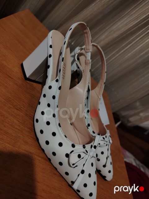 Ağ rəngdə, qara xallı qadın ayaqqabısı geyinilməyib - Model: slingback — Bakı