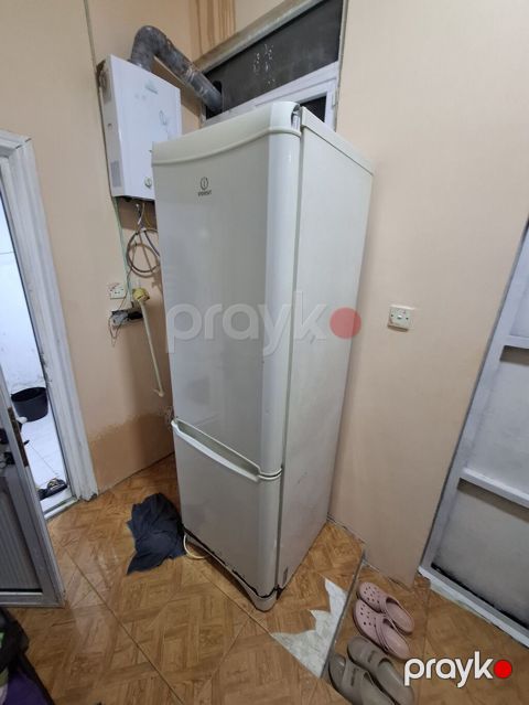 Indesit ikiqapılı soyuducu işlək vəziyyətdədi qapıların rezinleri — Bakı