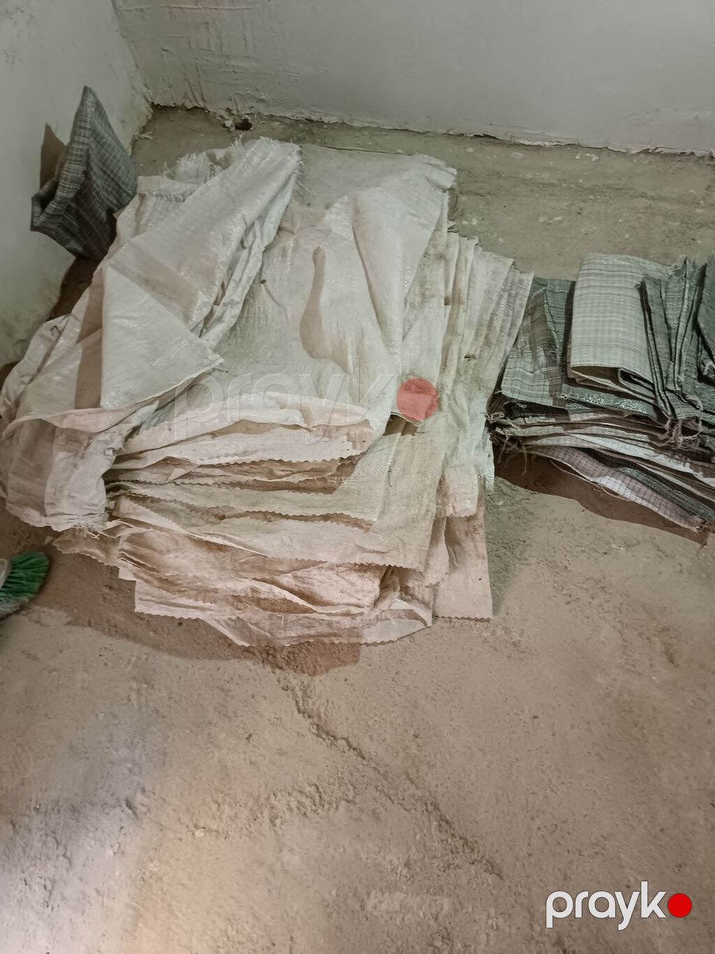 Kiseler hamisi 10 manata satilir.Unvan masazir dairesi aplusun arxasi — Tikinti materialları, Masazır (2)