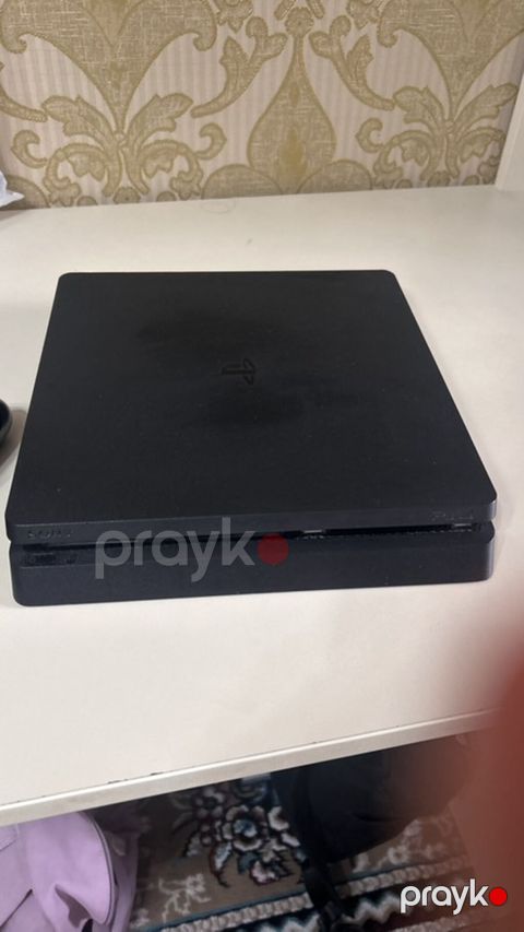 PS4 slım 1TB — 20-YƏ yaxın oyun + 2 orıgınal pult Satılır PS4 — Bakı