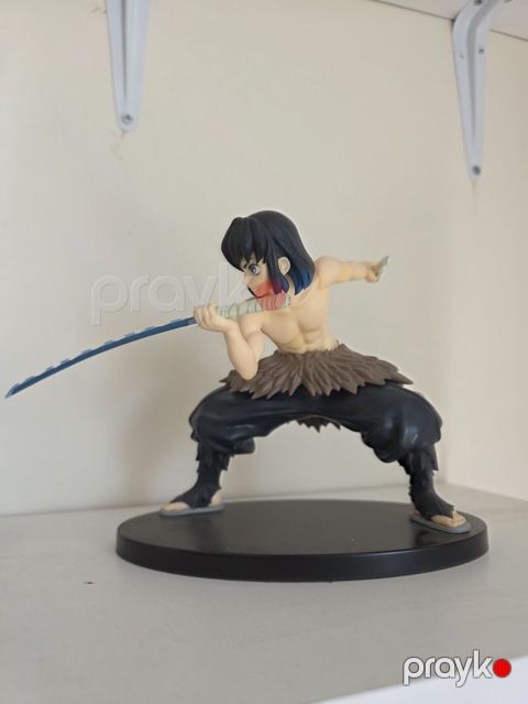 Sağa Çevir osuke Hashibira fiquru (Demon Slayer): hücum pozasında — Sumqayıt