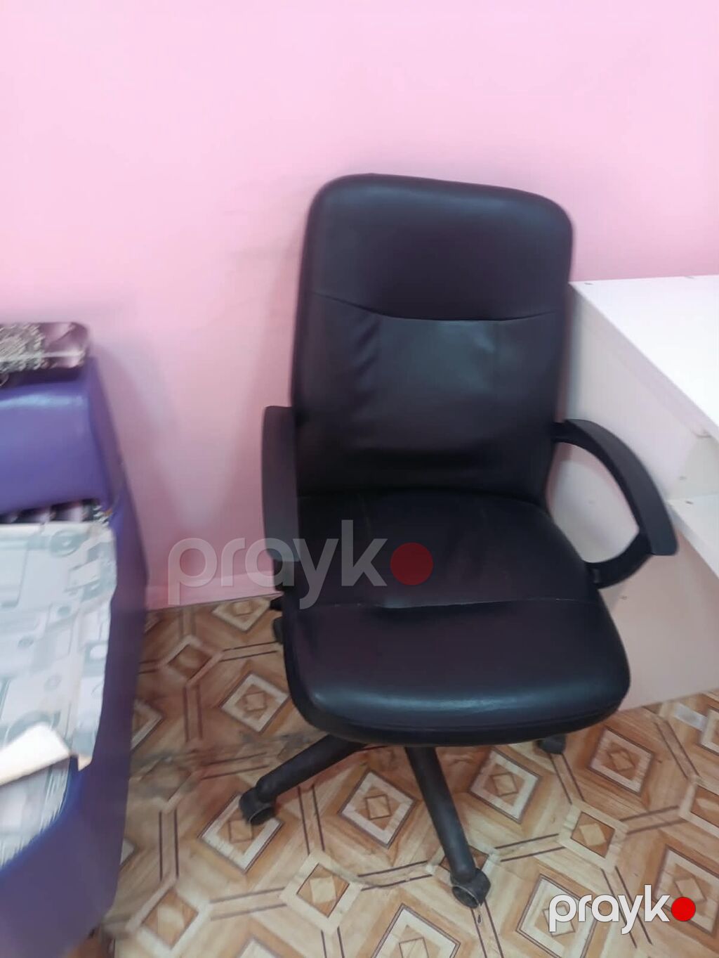 Ofis kreslosu – qara rəngdə, yumşaq süni dəridən oturacaq və bel — Ofis mebeli, Xırdalan