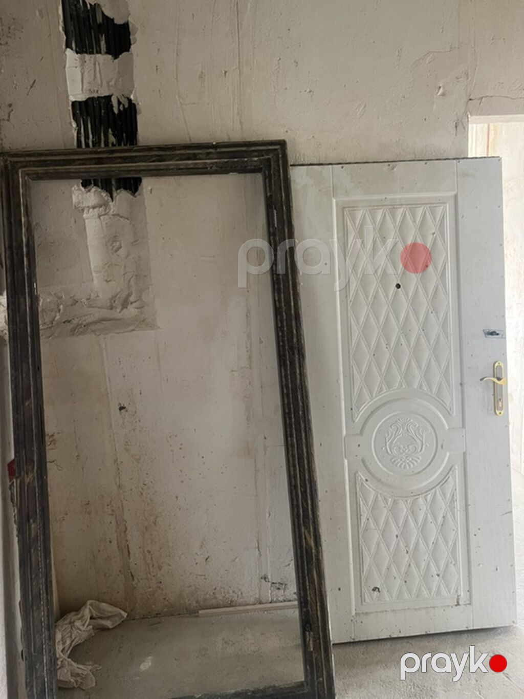 Bina evi ucun giris qapisi. 2 ededdir. birinin petlesi sol, digerinin — Pəncərələr, qapılar, balkonlar, Bakı (3)