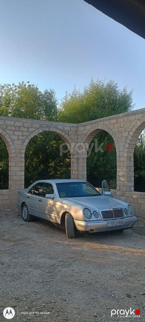 Mercedes-Benz E 200: 2 l 1997 il Sedan — Sabirabad