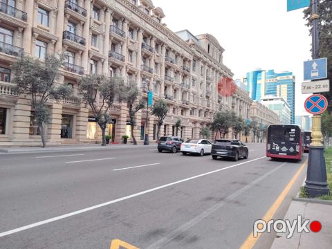 Satılır 4 otaqlı köhnə tikili 180 m² — Bakı