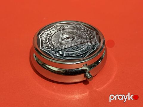 Metal həb qutusu – “Illuminati 1776” relyefli qapaq - Material — Masazır