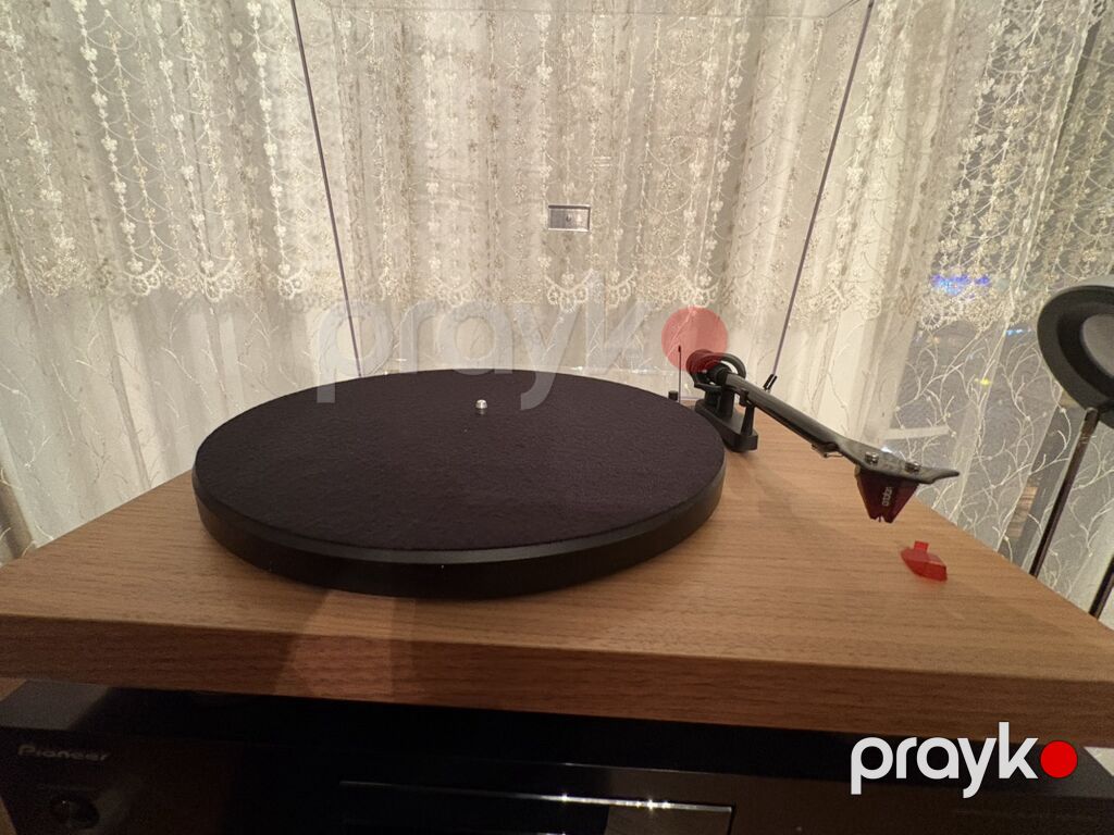 Pro‑Ject Debut Carbon Evo - Brend/model: Pro‑Ject (üst qapaqda loqo — Vinil proqreslər və aksesuarlar, Bakı (3)