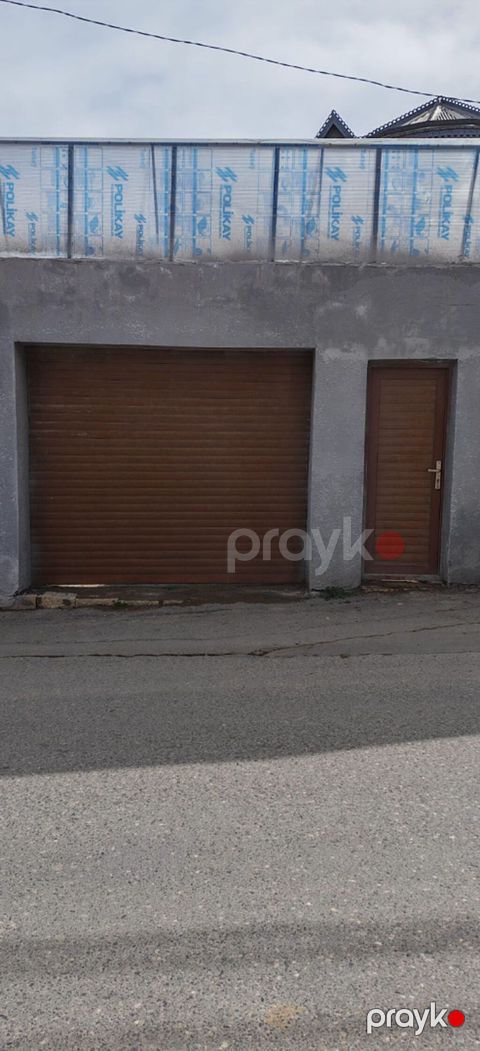 Jalüz darvaza və qapı Pultla işləyir. İşlək vəziyyətdədi. 1300 AZN — Bakı
