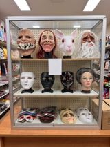 Müxtəlif obrazlarda karnaval və Halloween maskaları. Assortimentdə — Elanın sahibi