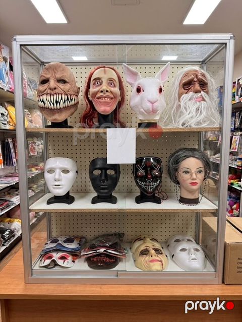 Müxtəlif obrazlarda karnaval və Halloween maskaları. Assortimentdə — Bakı