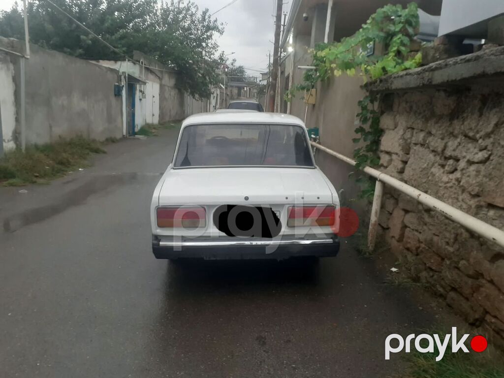 VAZ 2107 sedan - Kuzov: 4 qapılı, ağ rəng, klassik kvadrat dizayn — Avtomobillər, Digah (4)