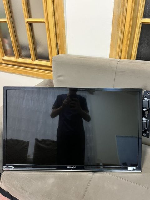 Sharp LED televizor Xüsusiyyətlər: - Ekran: təxminən 32–40 düym — Televisions