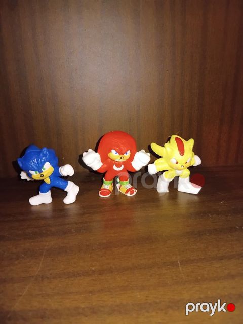 Sonic temalı 3 ədəd fiqur dəsti. Dəstdə mavi Sonic, qırmızı Knuckles — Digah