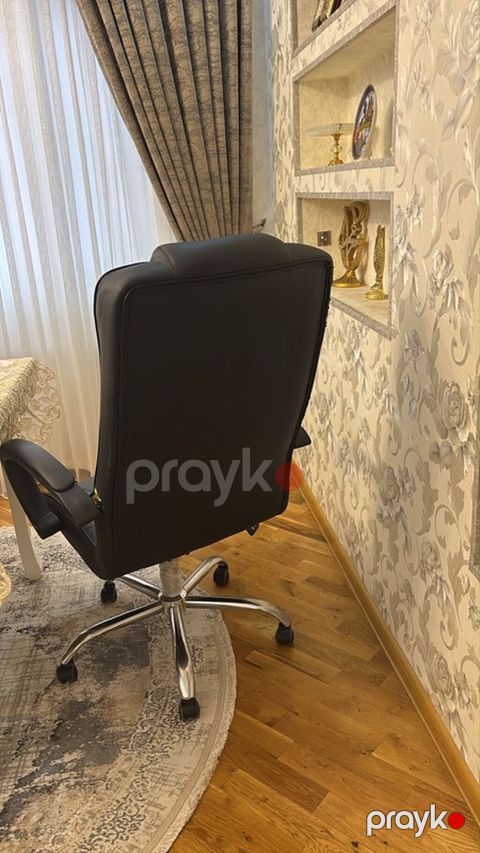 Qara rəngli ofis kreslosu, qolunun bir hissesi terpenir, berkide — Bakı