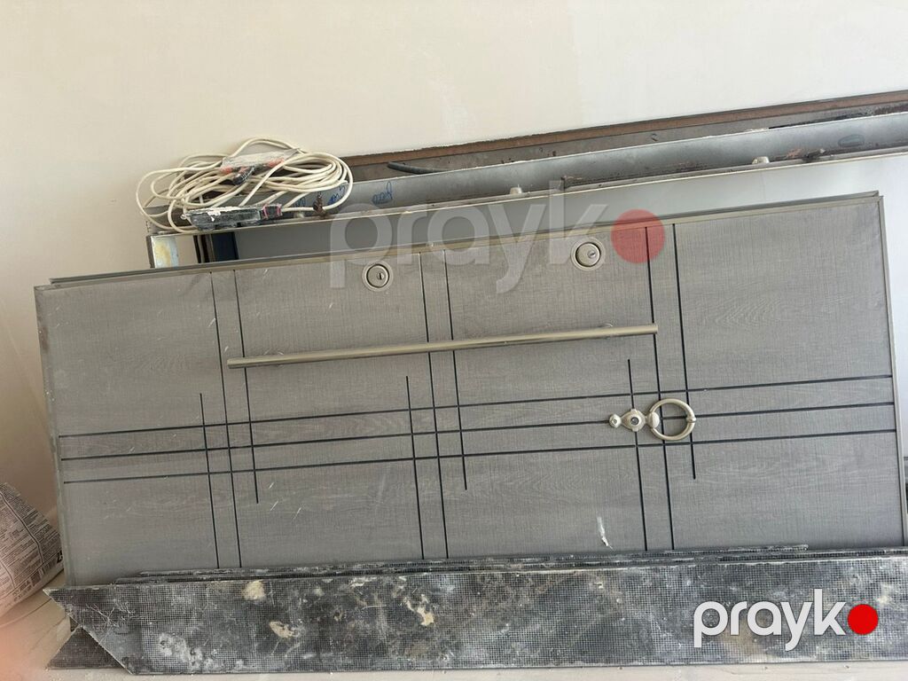 Məhsul: Giriş/zi̇rəfə qapısı (metal əsaslı, modern dizayn) Təsvir — Pəncərələr, qapılar, balkonlar, Bakı (2)