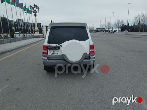 Mitsubishi Pajero iO 4WD kompakt yolsuzluq avtomobili. Avtomobilin — Gəncə