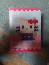 Hello Kitty fiqurunu yığmaq üçün mini blok konstruktor dəsti. Qutunun — Melek Sadigzade