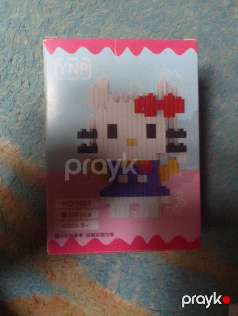 Hello Kitty fiqurunu yığmaq üçün mini blok konstruktor dəsti. Qutunun — Digah