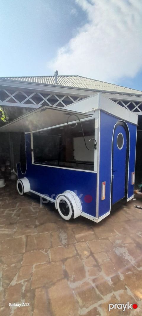 Səyyar ticarət/kafe qoşqusu – mavi korpuslu, geniş servis pəncərəsi və — Mehdiabad
