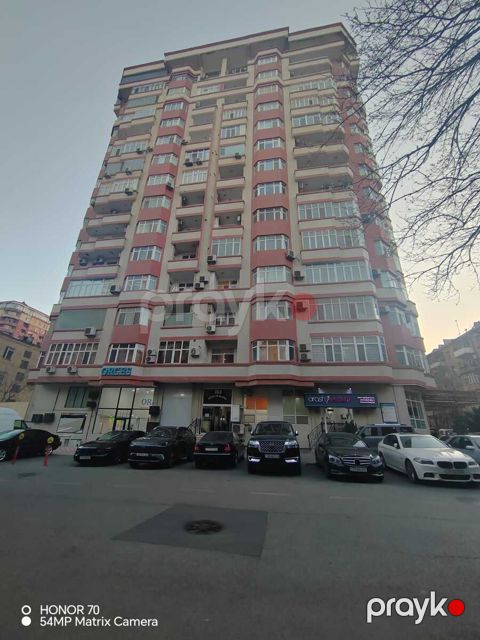 Satılır 4 otaqlı yeni tikili 240 m² — Bakı
