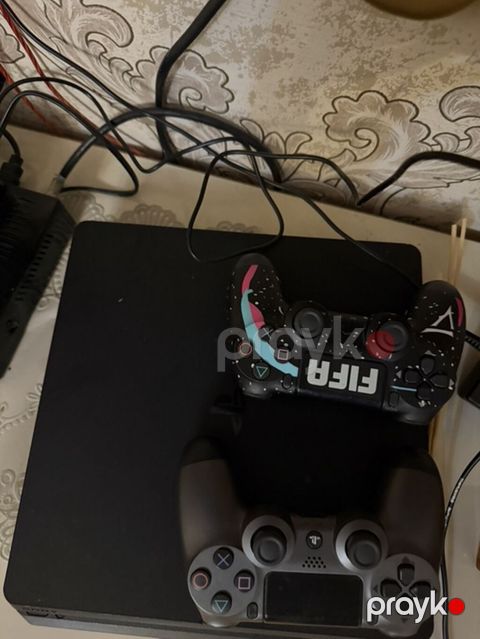 Ps4 slim 500gb problemi yoxdur 4dene orginal pultu var bidene icinde — Digah