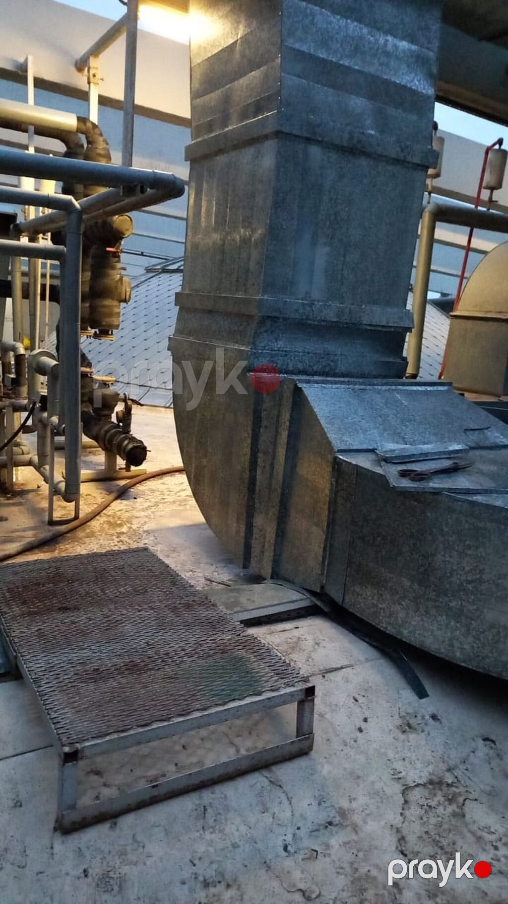 Bina fasadında sənaye tipli havalandırma/çəkiş kanalları və — Kondisioner və havalandırma sistemi təmiri, Bakı (6)