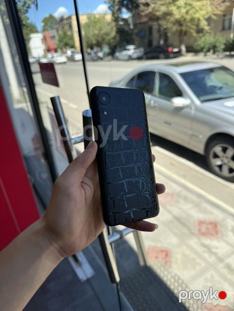 Smartfon – qara rəngdə, timsah naxışlı arxa örtükli - Ekran: tam ön — Qazax