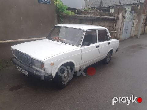 VAZ 2107 sedan – klassik ağ rəngdə, 4 qapılı kuzov. Arxa ötürücülü — Digah