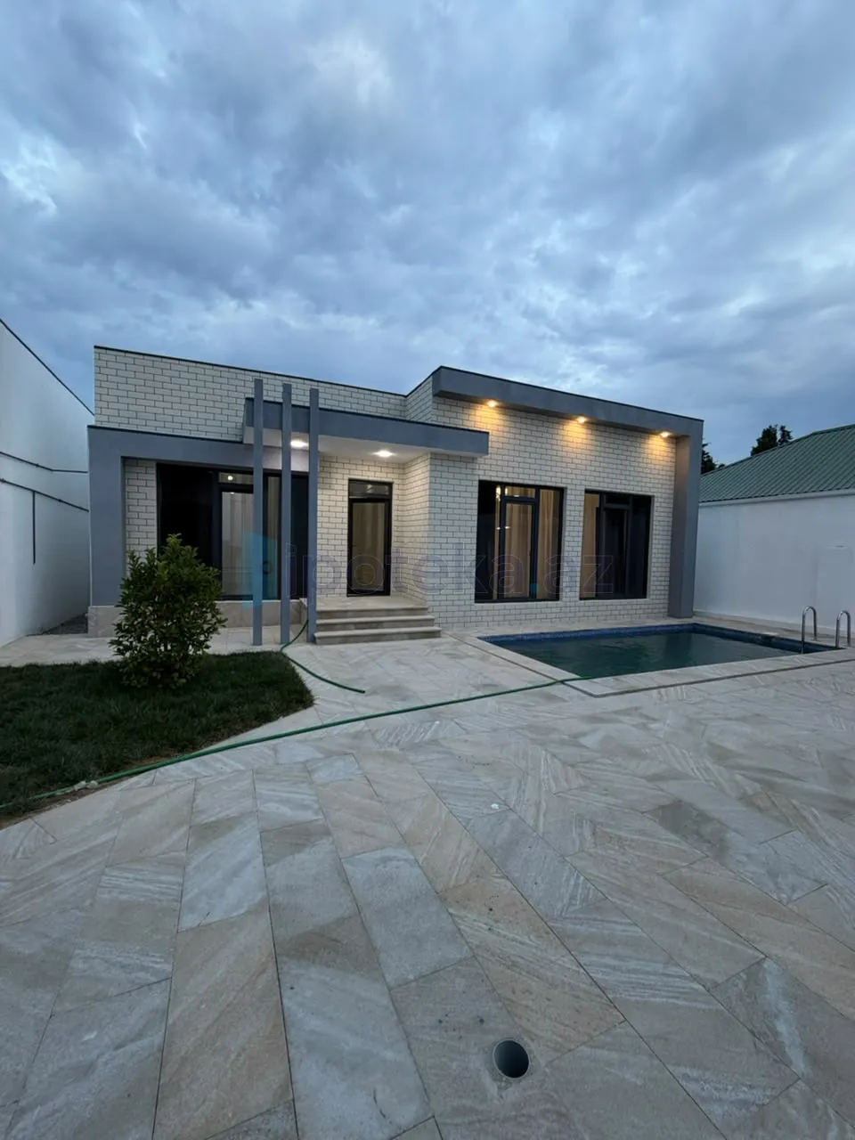 Satılır: 4 Otaq, Bağlar, Xəzər r., Şüvəlan q., 150.00 m²