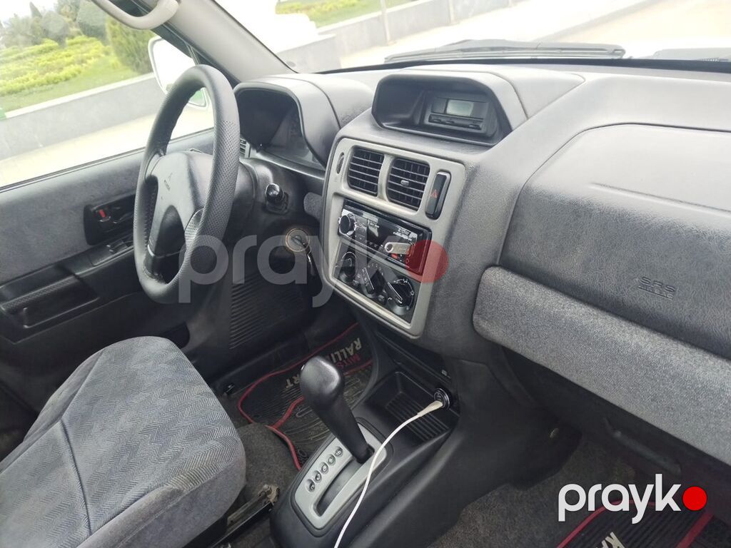 Mitsubishi Pajero iO 4WD kompakt yolsuzluq avtomobili. Avtomobilin — Avtomobillər, Gəncə (10)