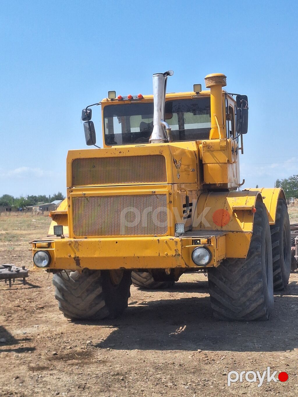 Ağır sinif təkərli traktor – Kirovets tipli (sarı rəng), arxa — Traktorlar, Şəki (3)