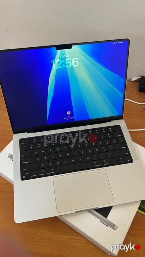 Macbook gündalik istifada olunub cızığı yoxdur xırda yerlarinda var