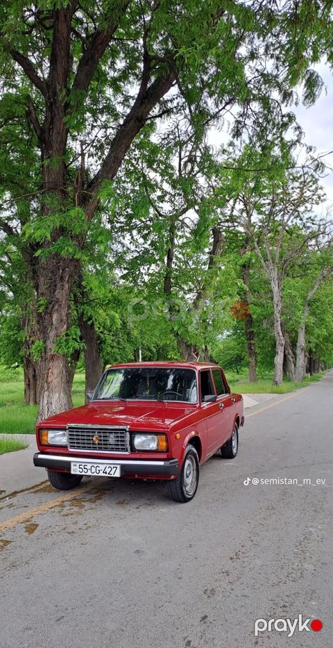 Vaz 2107 sedan – klassik görünüşlü, tünd qırmızı rəng. Xarici — Şəki