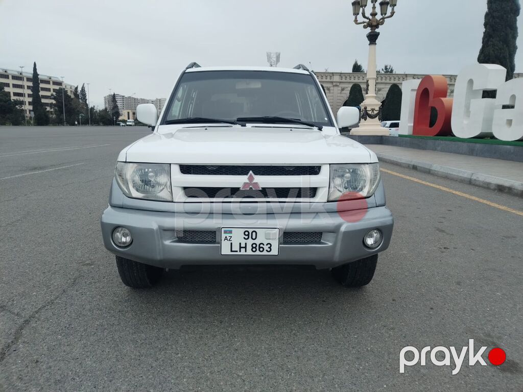 Mitsubishi Pajero iO 4WD kompakt yolsuzluq avtomobili. Avtomobilin — Avtomobillər, Gəncə (5)