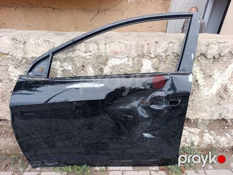 Qara rəngli avtomobil qapısı satılır. Şəkildən göründüyü kimi qapı — Bakı