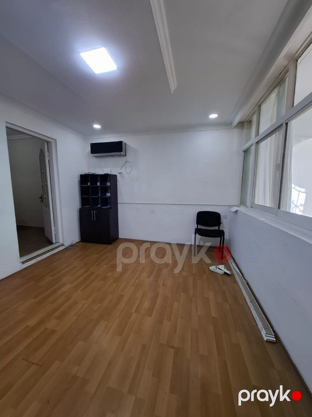 Tam merkezde. 28 may metrosunun teze cixisina yaxin erazide,Amerka — Ofis, Bakı (4)