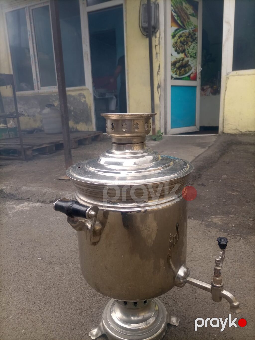 Kömürlə işləyən klassik samovar. Şəkillərdə metal korpuslu, iri — Samovarlar, Bakı (3)
