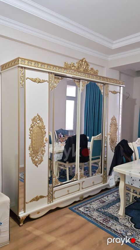 Klassik barokko üslubunda mebel dəsti Tərkibi: - Geniş 5 qapılı şkaf — Saray