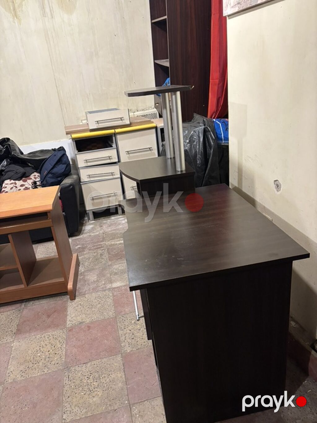 Tünd qəhvəyi rəngdə kompüter və ya yazı masası. Model funksional — Kompüter masaları və kresloları, Bakı (2)