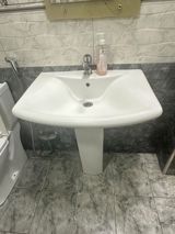 Pilləkənli pedestal lavabosu – vannaya otağı üçün klassik model — İlyas