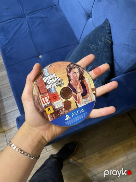 PS4 üçün Grand Theft Auto V (GTA V) oyun diski. Disk üzərində PS4 — Bakı