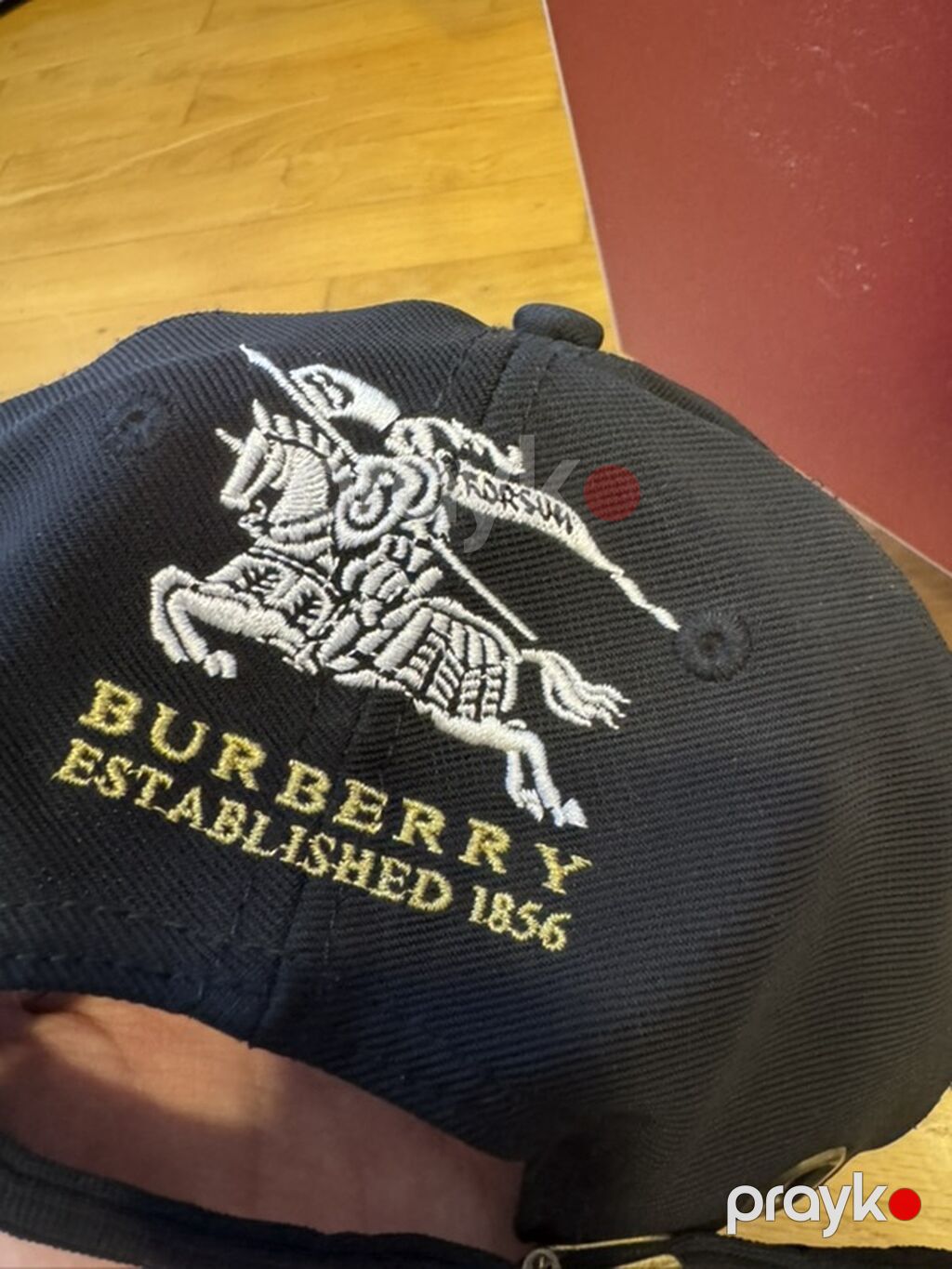 Burberry kepkası – qara rəngdə, klassik baseball kəsimi. - Ön hissədə — Baş geyimi, Bakı (2)