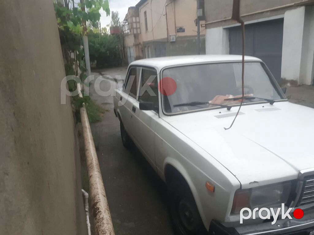 VAZ 2107 sedan - Kuzov: 4 qapılı, ağ rəng, klassik kvadrat dizayn — Avtomobillər, Digah (2)