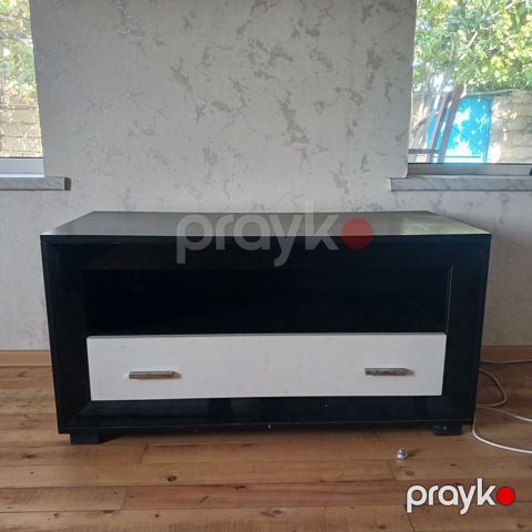 Mebel dəsti – qara-ağ rəngdə TV stendi və vitrindən ibarət. - TV — Digah