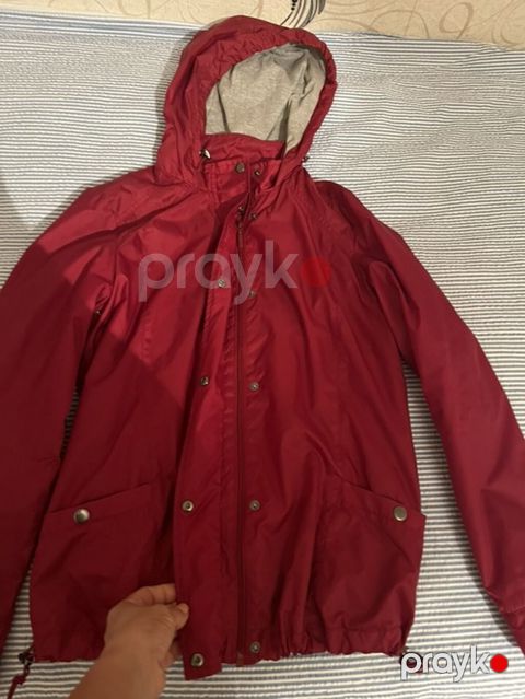 Qadın üçün kapüşonlu yüngül küləkkeçirməz ve yağış keçirtmez gödəkçə — Digah