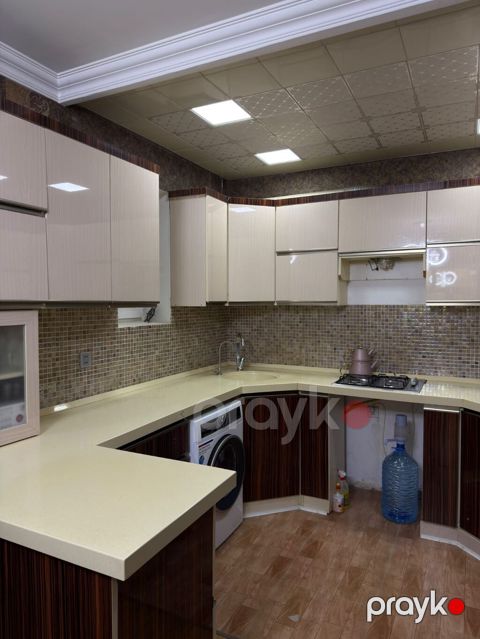 Mətbəx mebeli satılır 600₼. Üzəri tökmə mərmərdir. Ölçü 5m. Üzərində