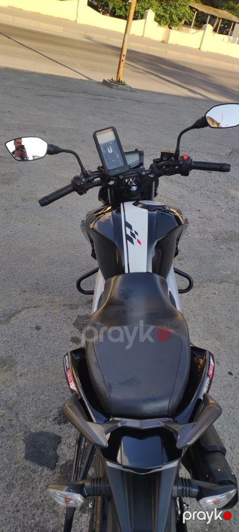 TVS Apache RTR 160 4V motosiklet - Rəng: qara-ağ, idman üslublu — Bakı