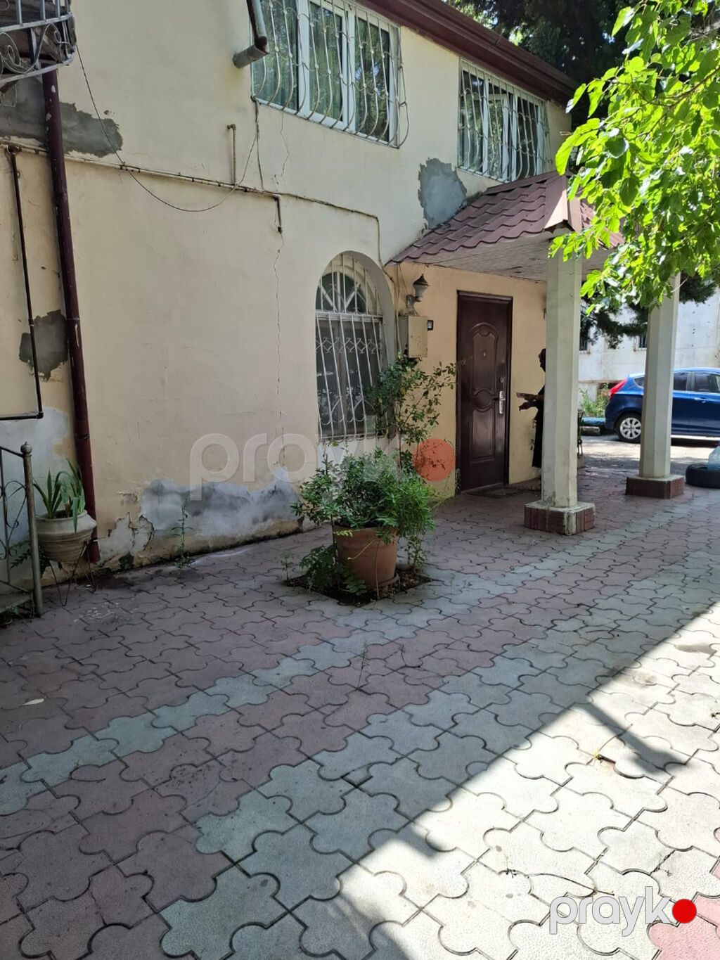 Tam merkezde. 28 may metrosunun teze cixisina yaxin erazide,Amerka — Ofis, Bakı (2)