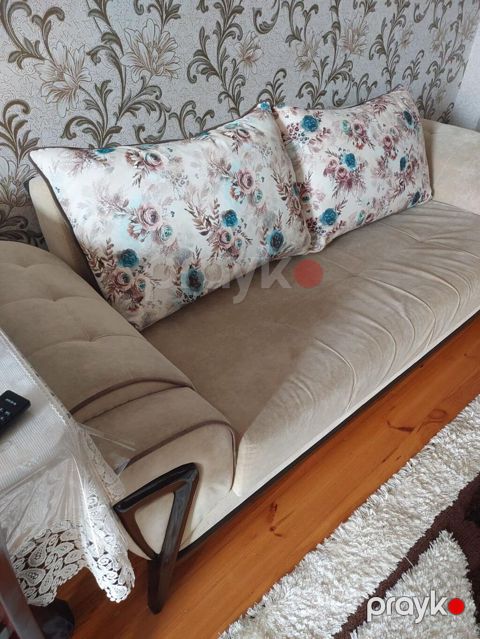 Bej rəngdə yumşaq oturacaqlı, modern dizaynlı divan. - Material — Bakı