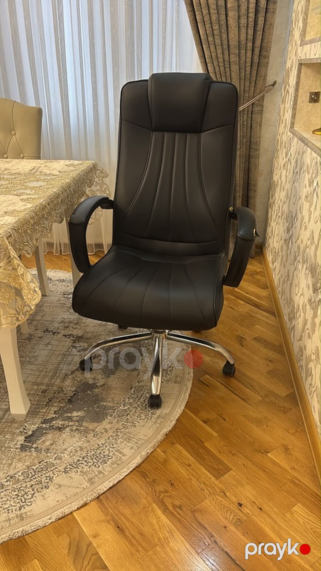 Qara rəngli ofis kreslosu, qolunun bir hissesi terpenir, berkide — Ofis mebeli, Bakı (3)